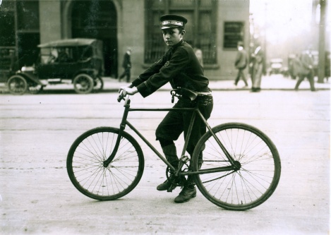 Lewis_Hine,_A_typical_bike_messenger,_Birmingham,_Alabama,_1914